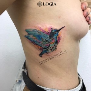 Tatuaje dorsal colibri Alex Baens